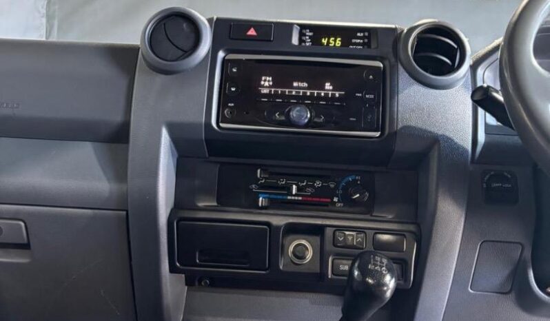 Toyota Land Cruiser 79 4.5D-4D LX V8 2015 full