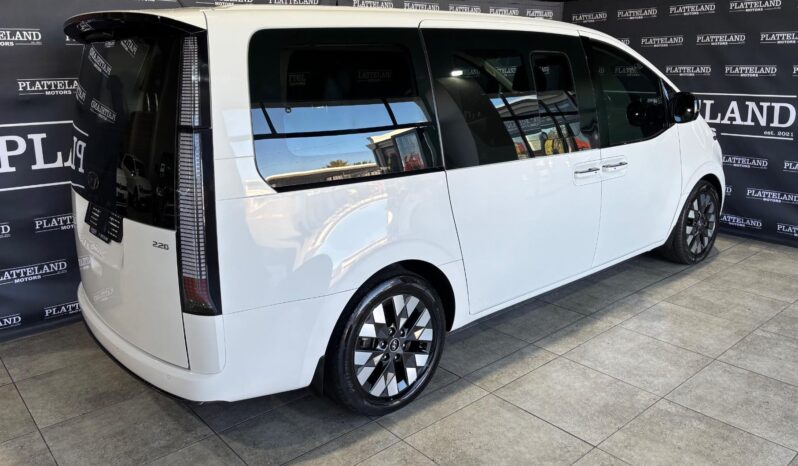 Hyundai Staria 2.2D Luxury 9-seater 2022 full