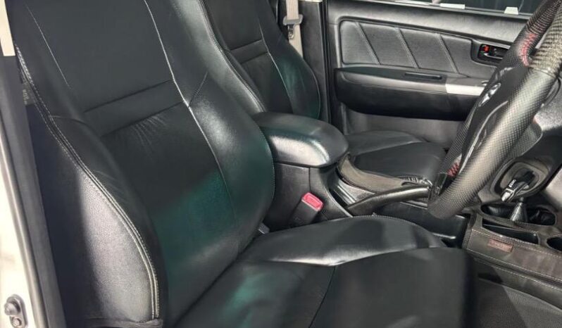 Toyota Hilux 3.0D-4D Double Cab 4×4 Raider Legend 45 Auto 2015 full